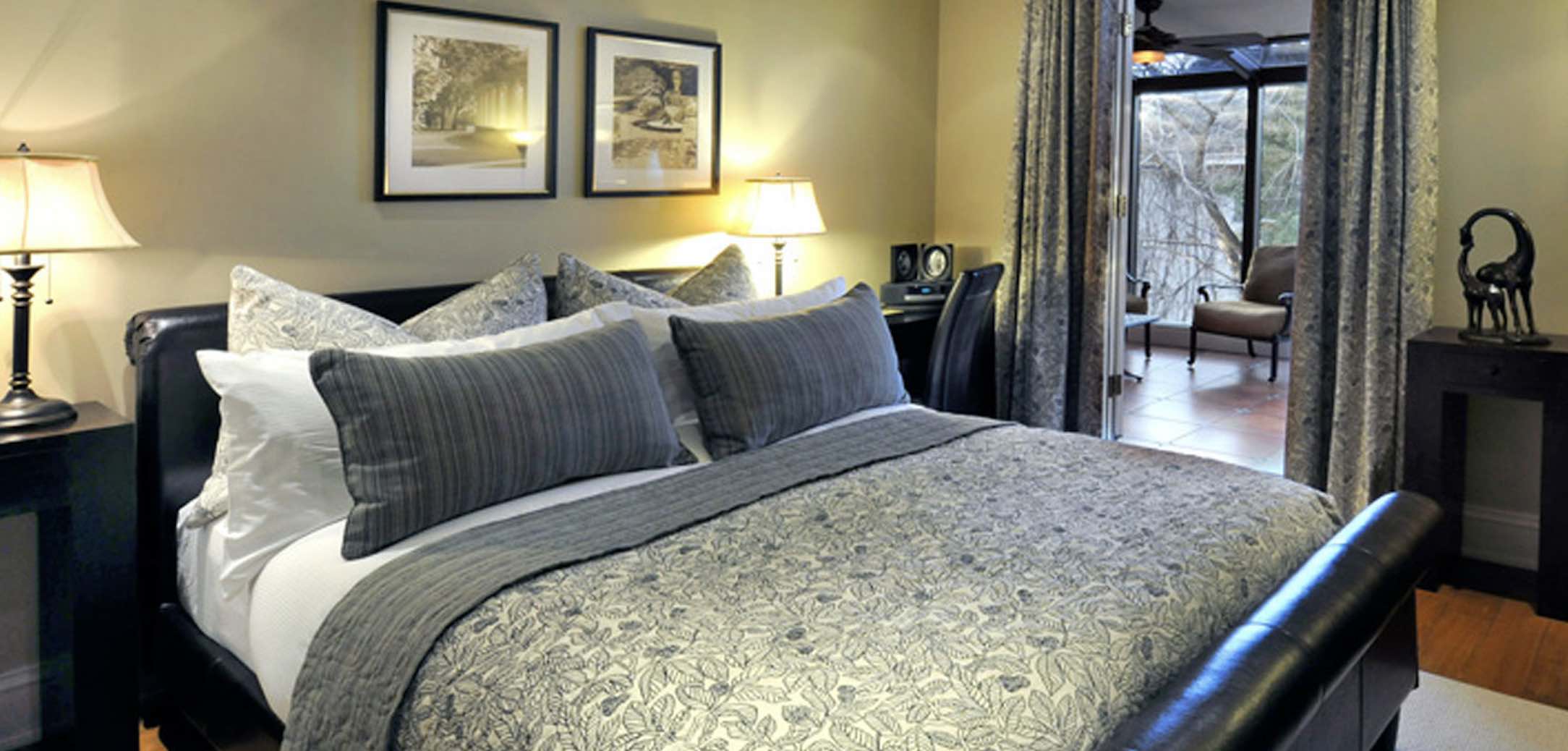Oban Inn luxury hotels in niagara-on-the-lake bedroom with living area