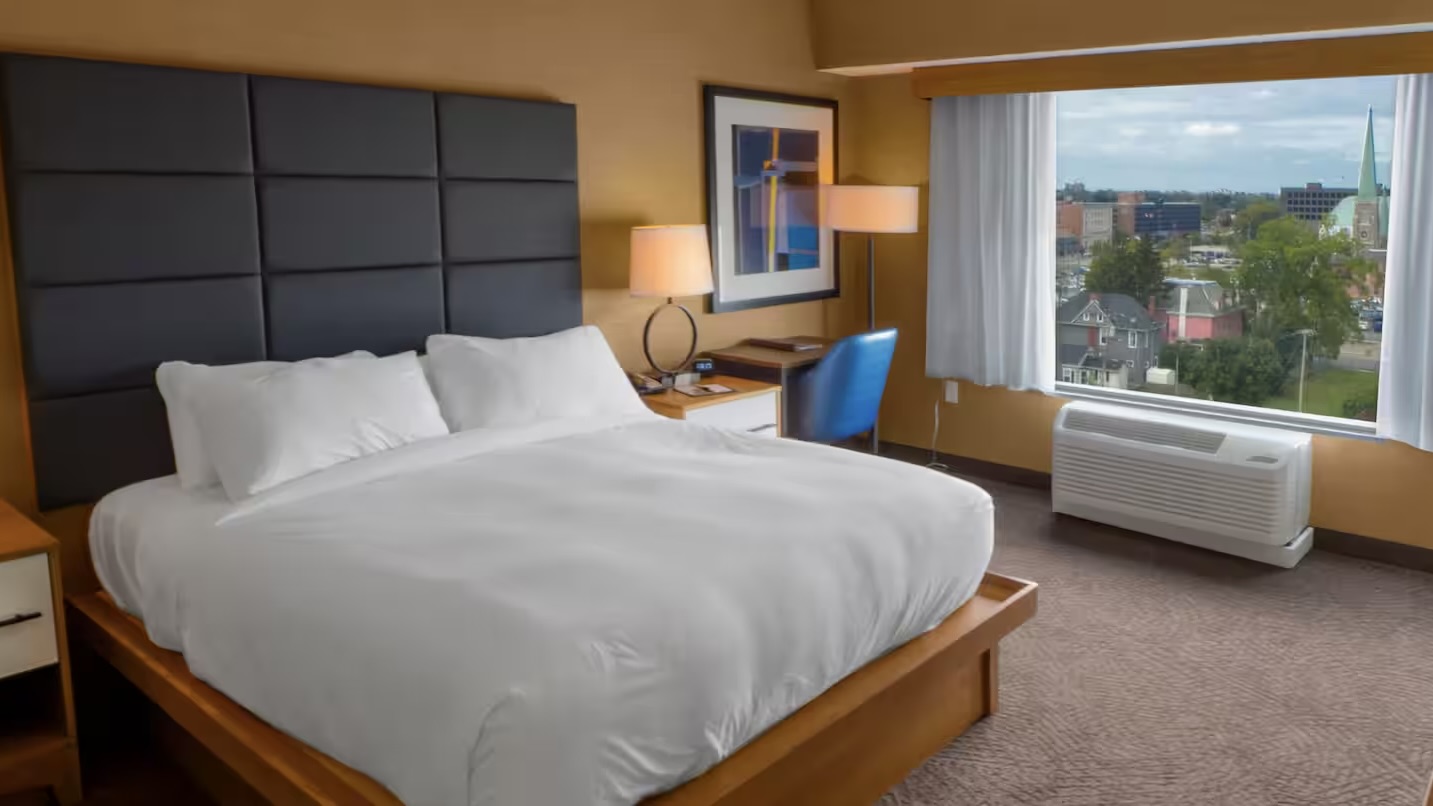 DoubleTree by Hilton Hotel Niagara Falls New York bedroom with city view