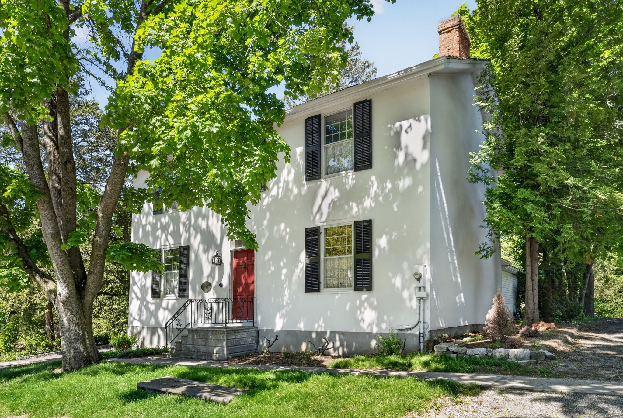 235 Simcoe Street exterior